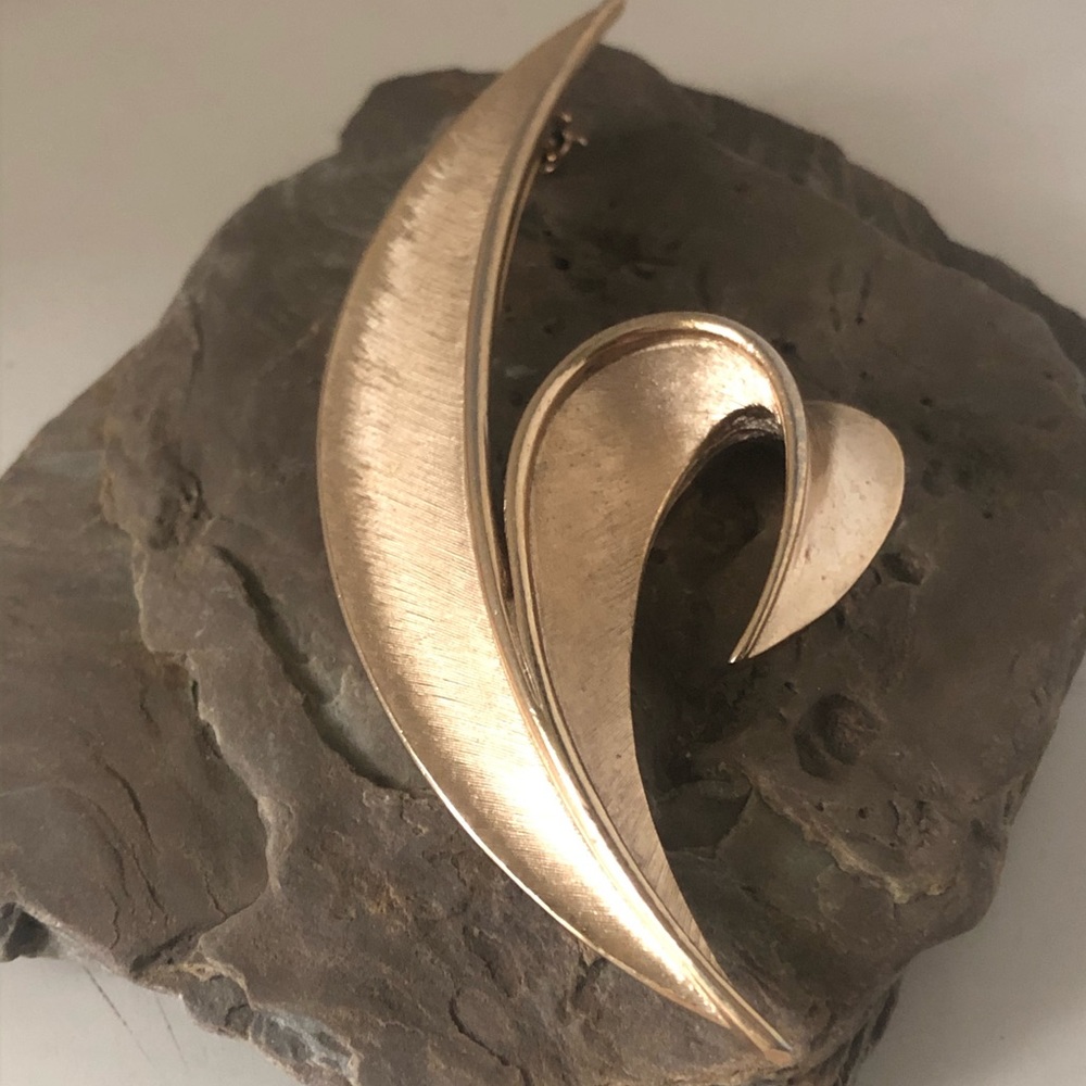 Vintage Trifari Blade Gold Tone Brooch 3 1/2x1 1/2